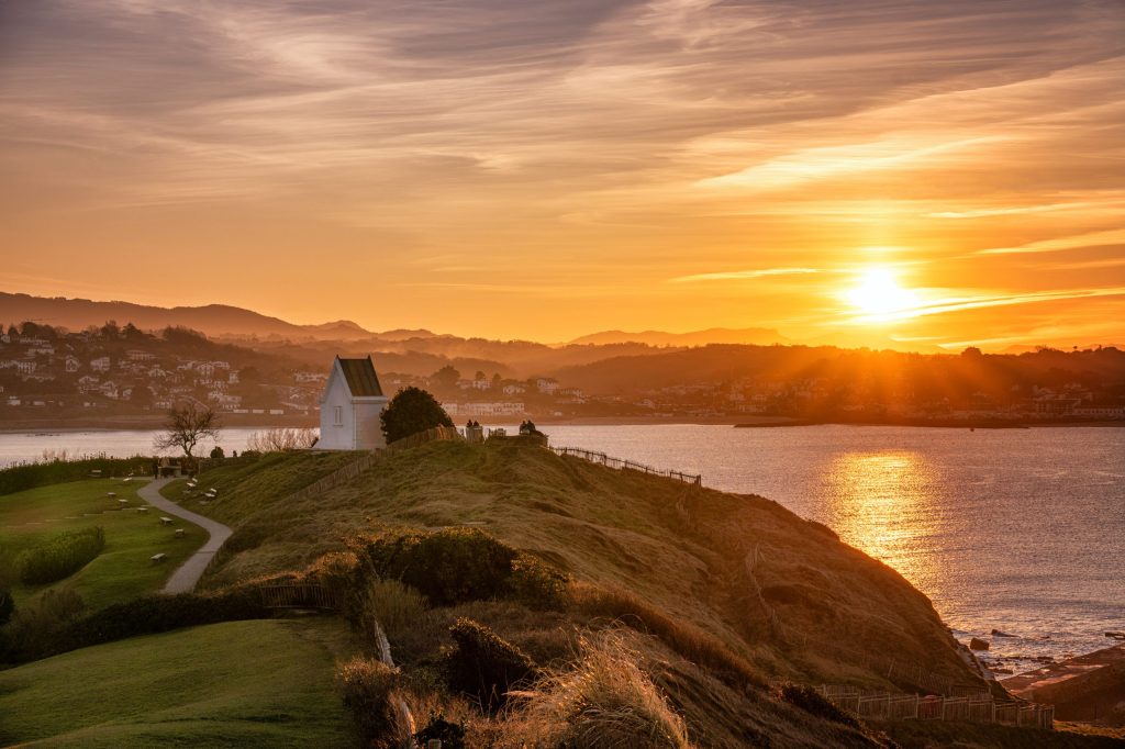 Coucher de soleil sur l'océan depuis la colline Sainte-Barbe, Saint-Jean-de-Luz