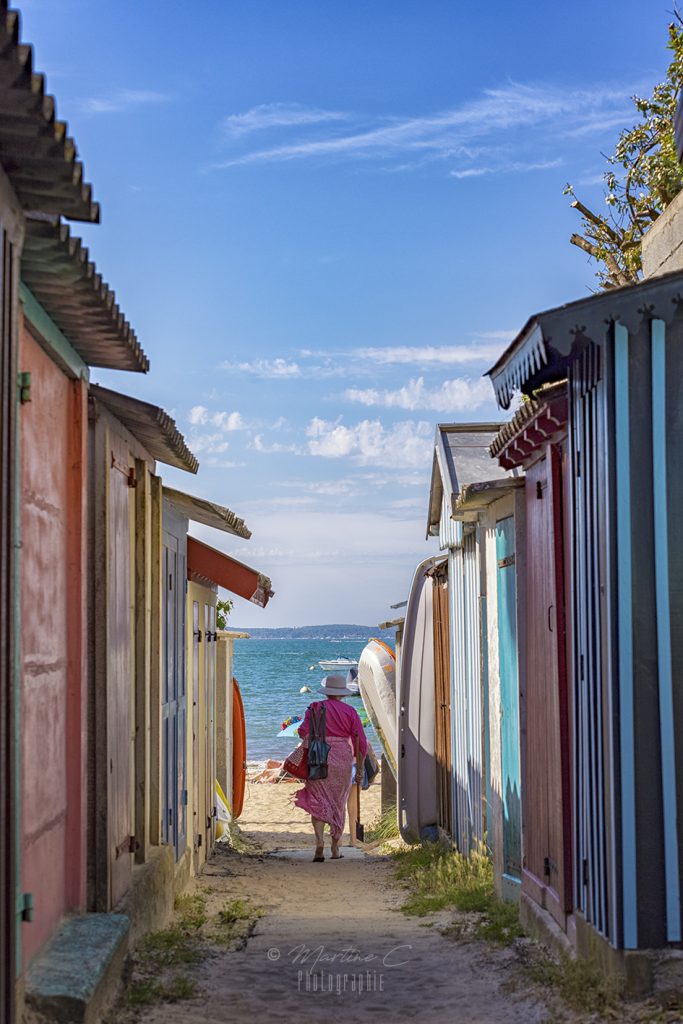 Ruelle bordée de cabanes de bain colorées menant à la plage, Arcachon