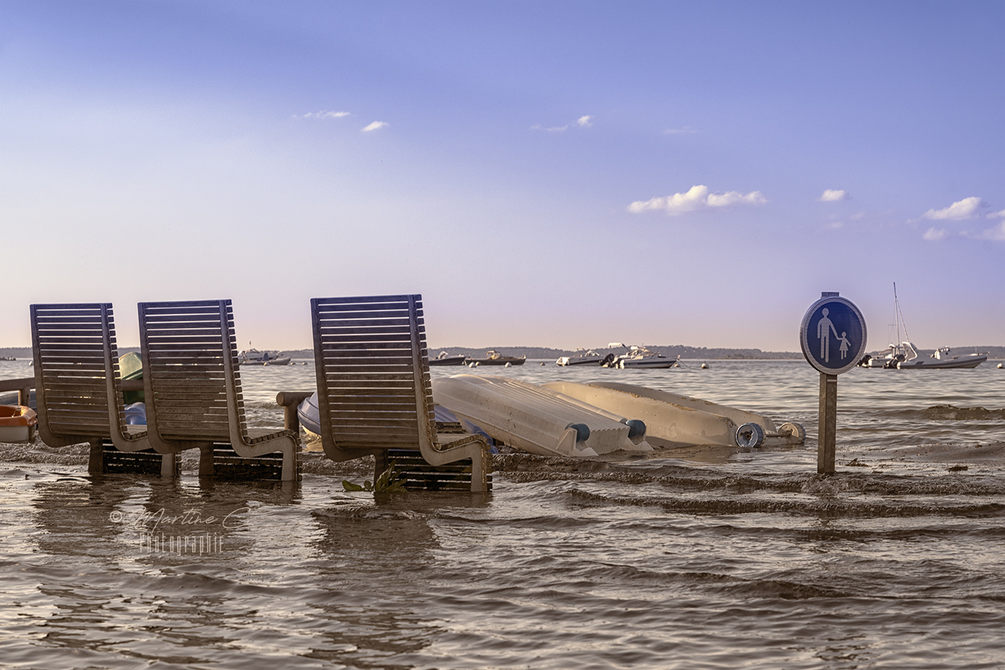 Bancs les pieds dans l'eau sur la promenade d'Arcachon aux grandes marées