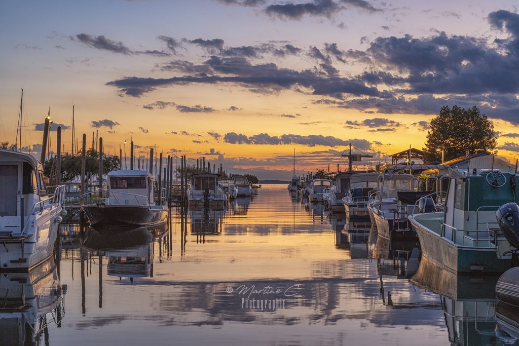 Ciel se reflétant dans l'eau à marée haute, port d'Audenge