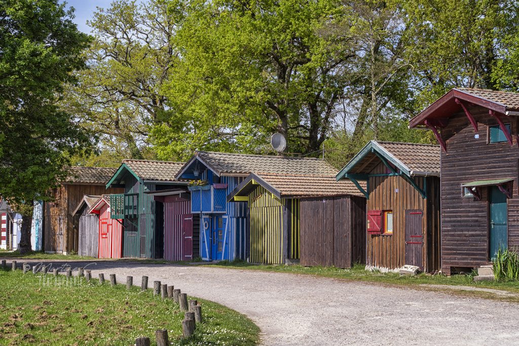 Cabanes en couleur du port de Biganos, Bassin d'Arcachon