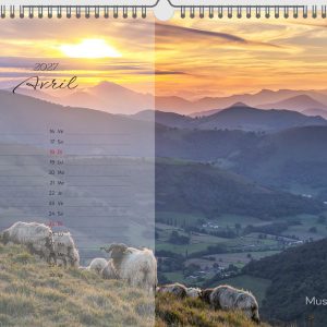 Page d'avril du calendrier 2027 Pays Basque : la chaîne des Pyrénées vue depuis Musculdy