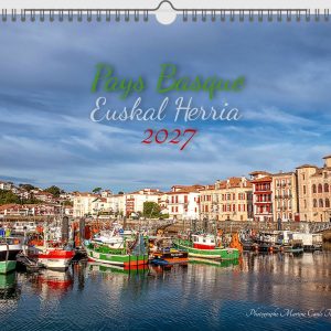 Couverture du calendrier 2027 Pays Basque de Martine Caule : le port de Saint-Jean-de-Luz et Ciboure avec la Maison de l'Infante