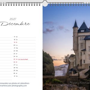 Page de décembre du calendrier 2027 Pays Basque : la villa Belza à Biarritz au coucher du soleil