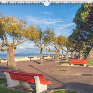 Page de février du calendrier 2027 Bassin d'Arcachon : la promenade d'Arcachon et ses bancs rouges