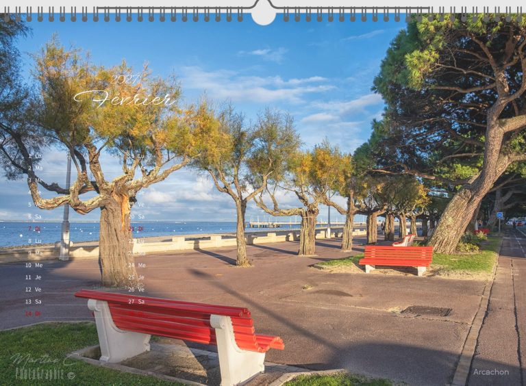 Page de février du calendrier 2027 Bassin d'Arcachon : la promenade d'Arcachon et ses bancs rouges