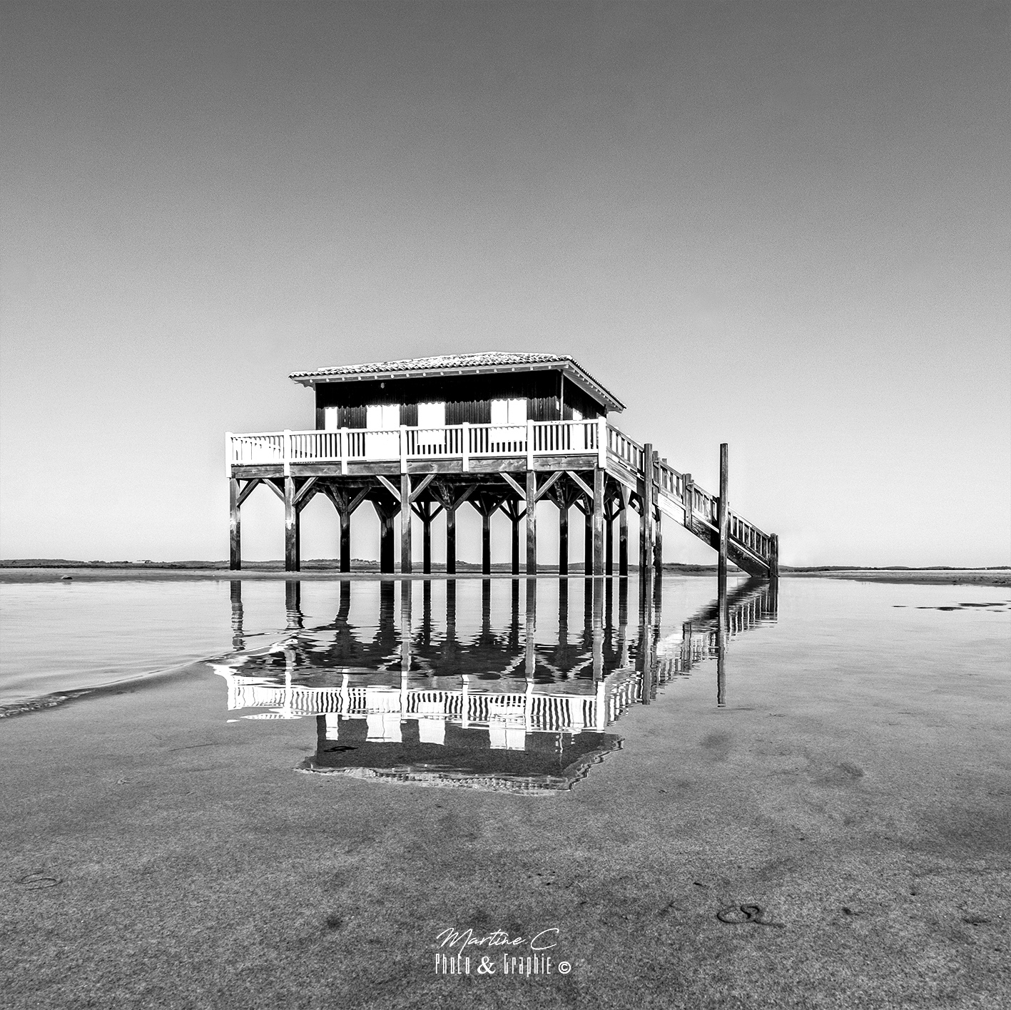 Cabane Tchanquée 53 et son reflet, photographie en noir et blanc, Bassin d'Arcachon