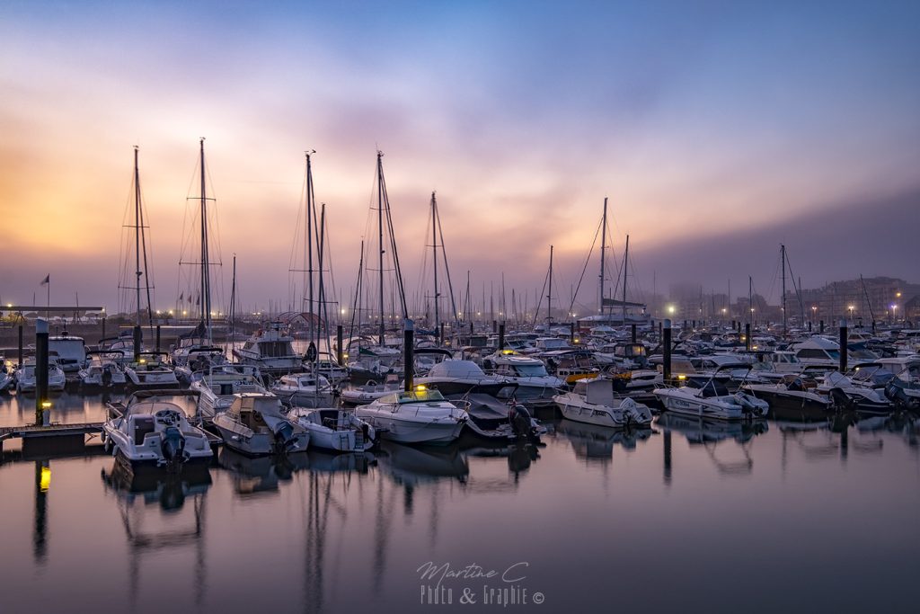 Voiliers du port d'Arcachon sous la brume au petit matin