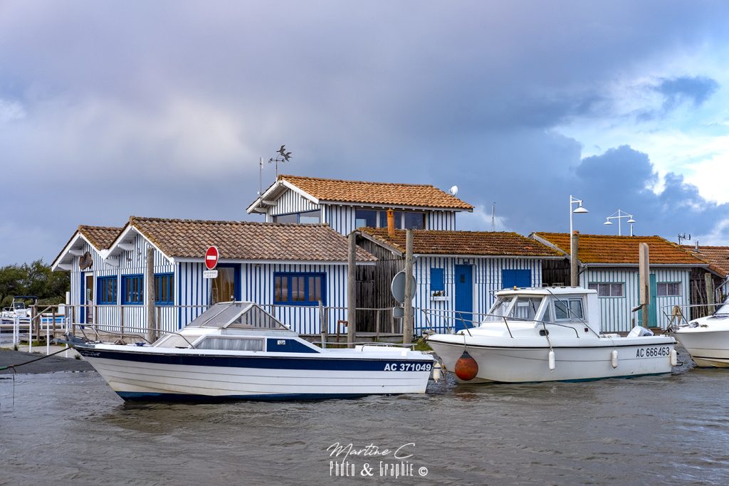 Cabane bleue au port d'Audenge aux grandes marées, Bassin d'Arcachon