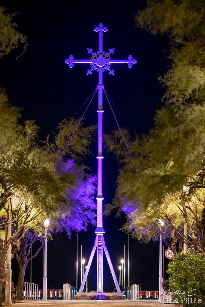Croix des marins sur la jetée de la Chapelle de nuit, Arcachon
