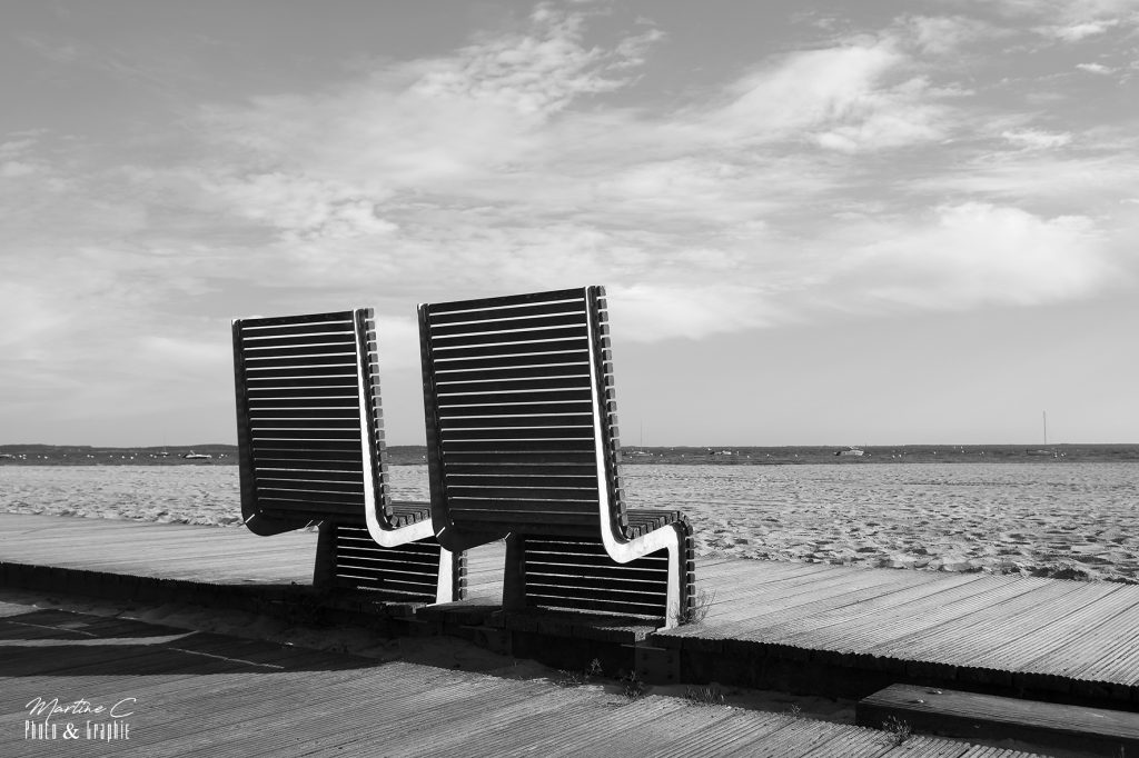 Deux bancs sur la promenade du front de mer d'Arcachon, noir et blanc
