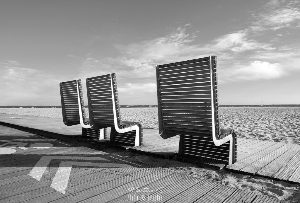 Trois bancs sur la promenade du front de mer d'Arcachon, noir et blanc