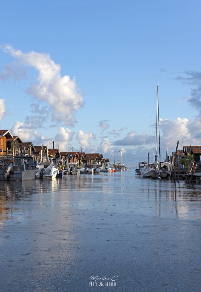 Cabanes ostréicoles du port du Canal à Gujan-Mestras, gouttes de pluie sous un ciel bleu