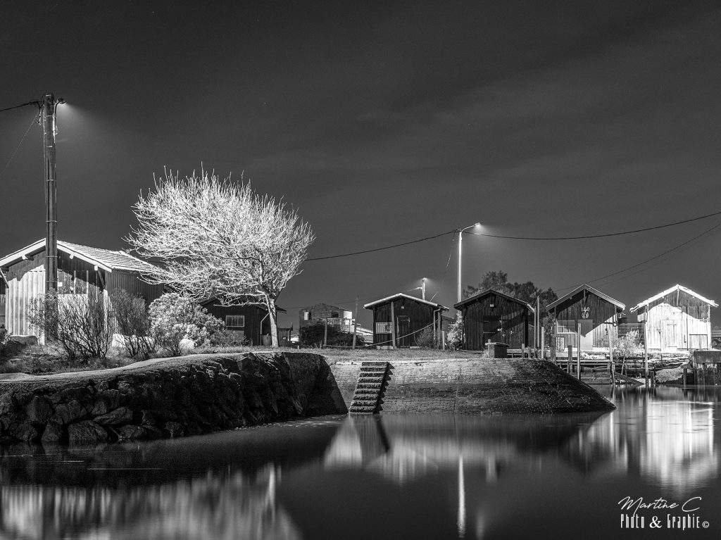Port du Canal à Gujan-Mestras de nuit, pose longue en noir et blanc