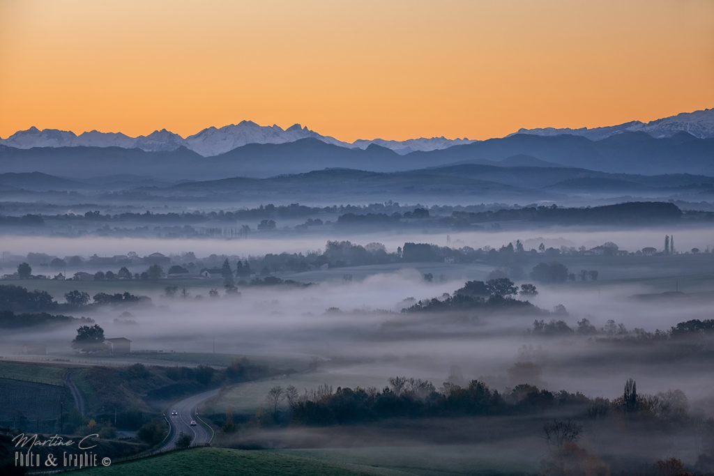 Brume matinale avec vue sur le pic d'Ossau, Pays Basque