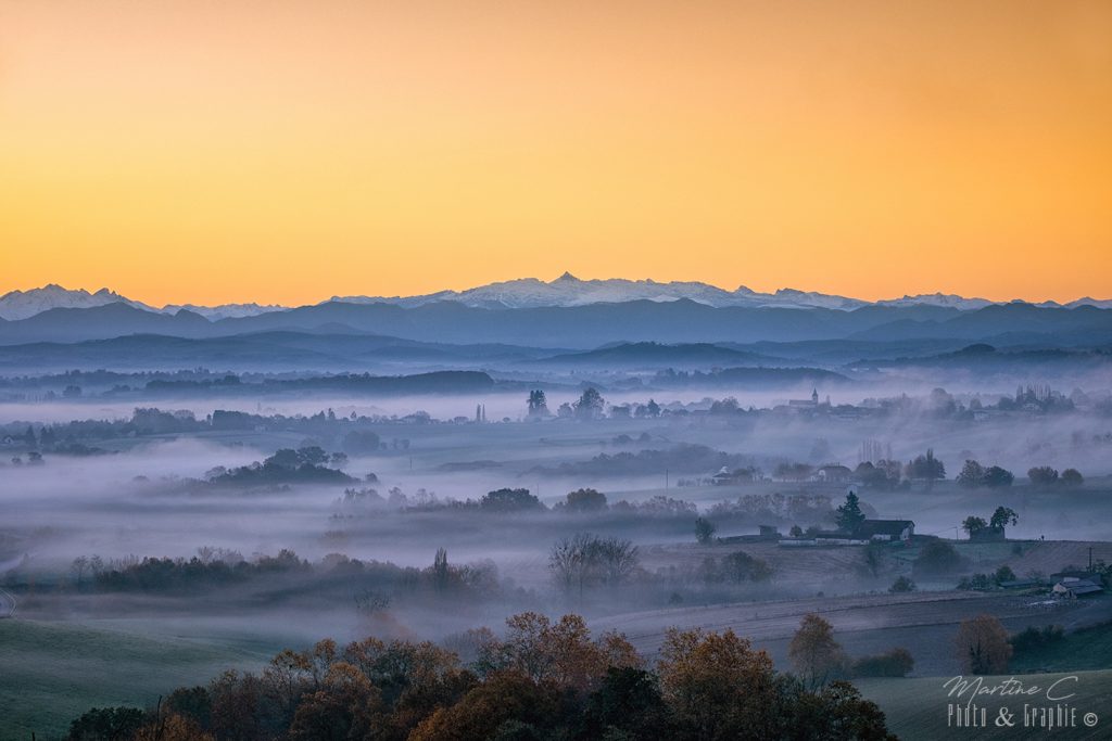Villages basques sous la brume et pic d'Anie au lever du jour