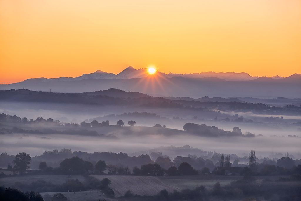 Lever de soleil sur la chaîne des Pyrénées depuis Arraute-Charritte, Pays Basque