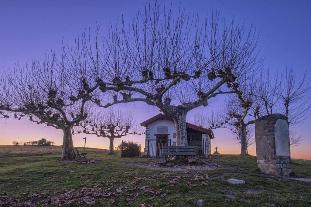 Chapelle de Soyarza sous un ciel violet, Uhart-Mixe