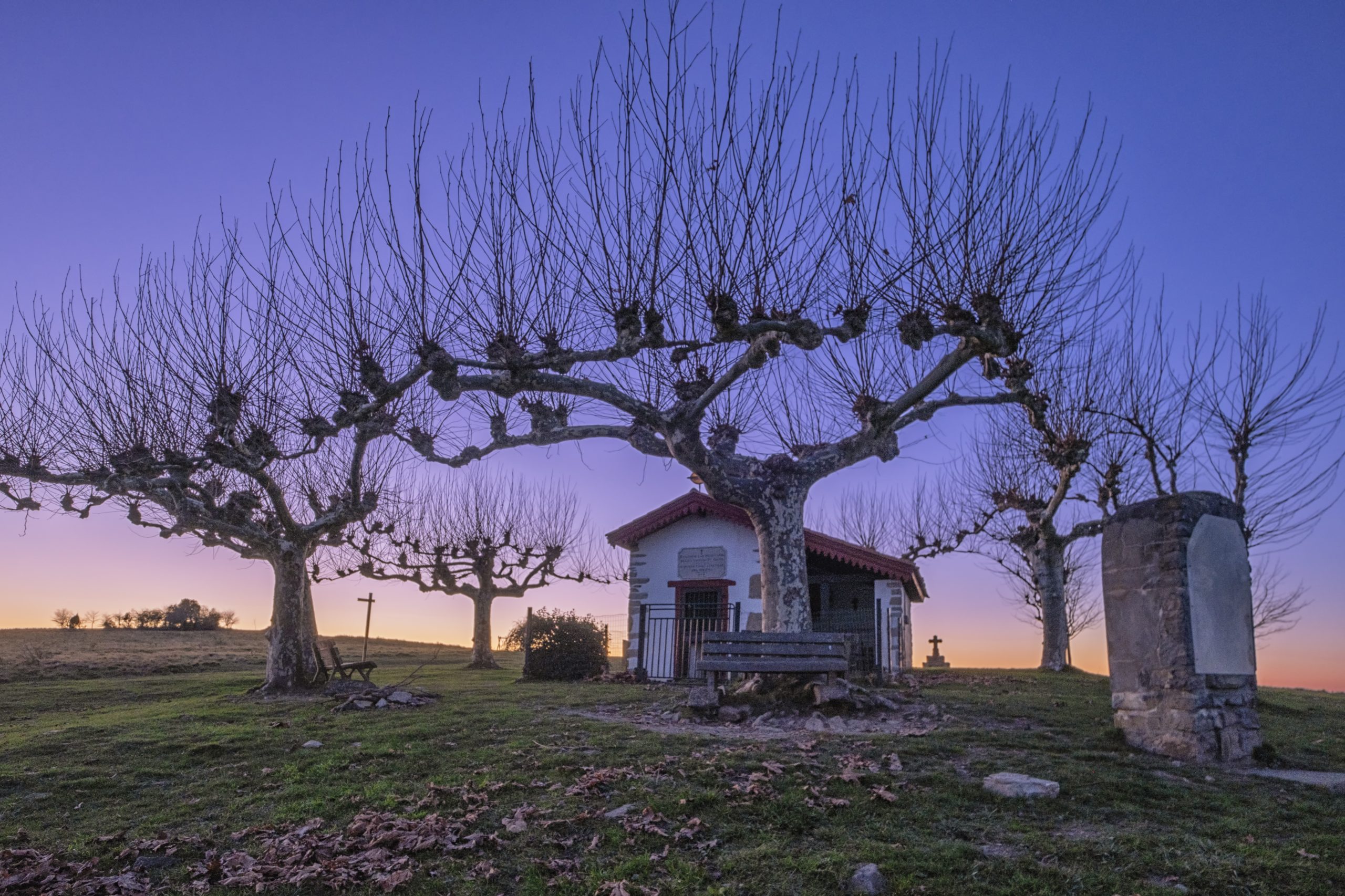 Chapelle de Soyarza sous un ciel violet, Uhart-Mixe