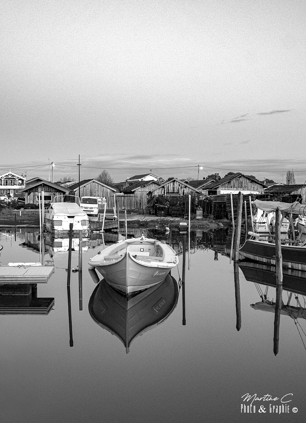 Pinasse se reflétant dans l'eau au port de La Teste-de-Buch, noir et blanc