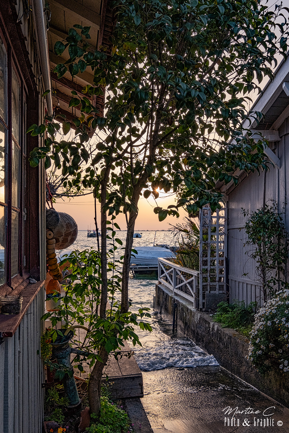 Cabanes les pieds dans l'eau, presqu'île du Cap Ferret