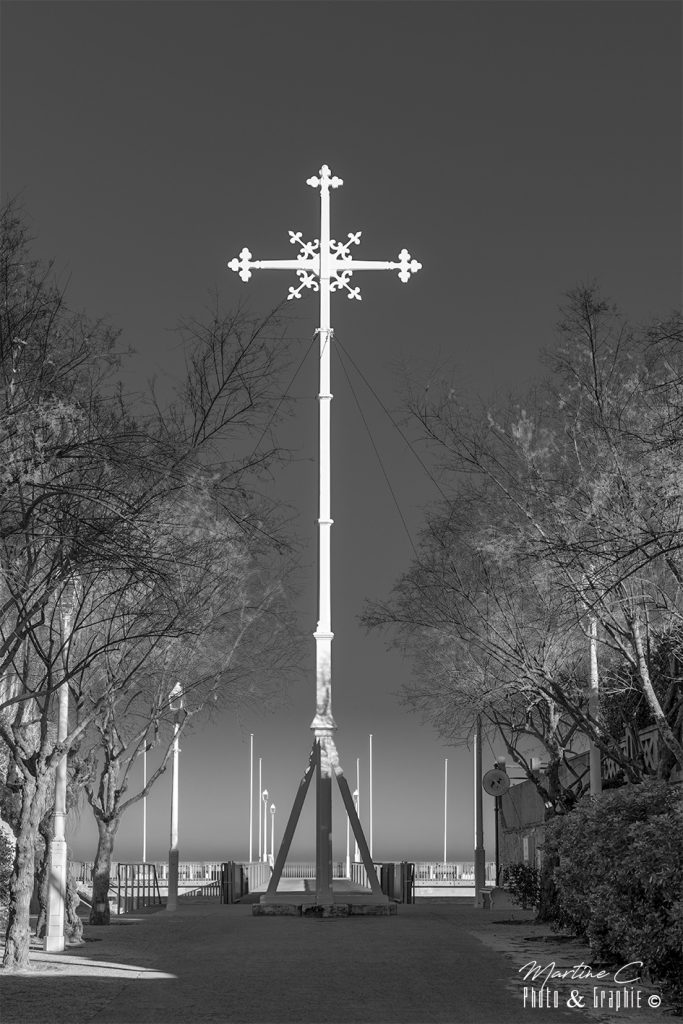 Croix des marins sur la jetée de la Chapelle, Arcachon, noir et blanc