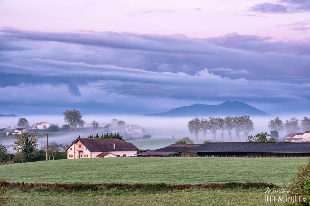 Maisons basques sous la brume, vue sur les Pyrénées, Basse-Navarre