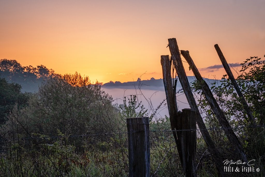Brume au lever du soleil en Basse-Navarre, Pays Basque