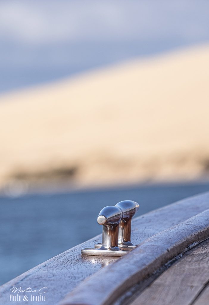 Taquet en inox sur un bateau au milieu du Bassin d'Arcachon, face à la dune du Pilat