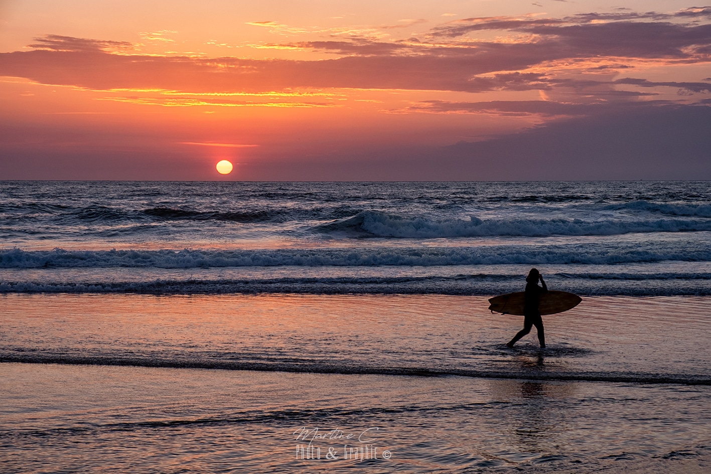 Surfeur au coucher du soleil sur la plage d'Ilbarritz, Bidart, Pays Basque