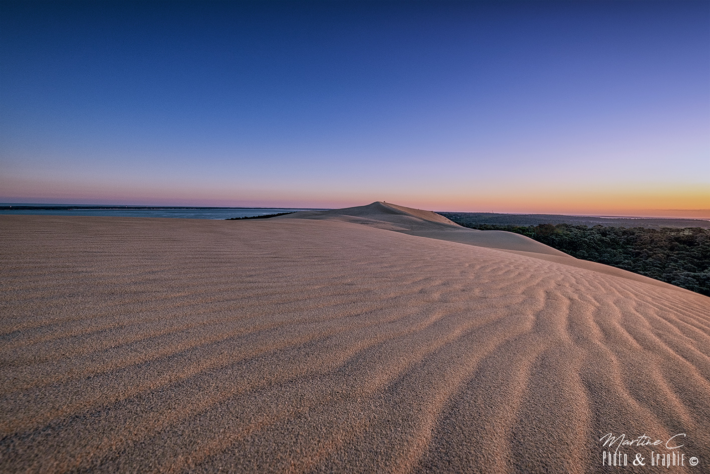Dune du Pilat au petit matin sans trace de pas, la forêt à droite et l'océan à gauche