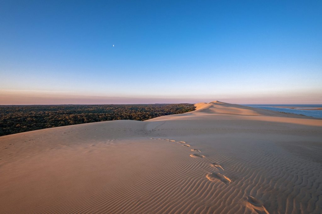 Dune du Pilat avec un croissant de lune dans le ciel, Bassin d'Arcachon