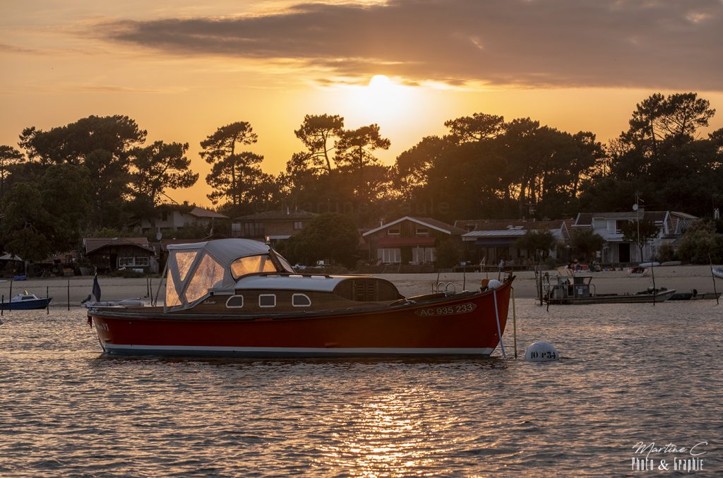Pinasse au lever du soleil, presqu'île du Cap Ferret
