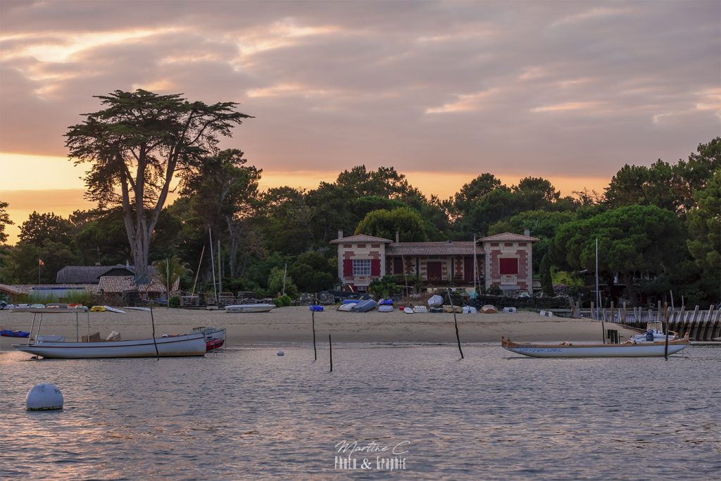 Villa les Hirondelles en briques roses et volets rouge basque, Grand Piquey, Cap Ferret