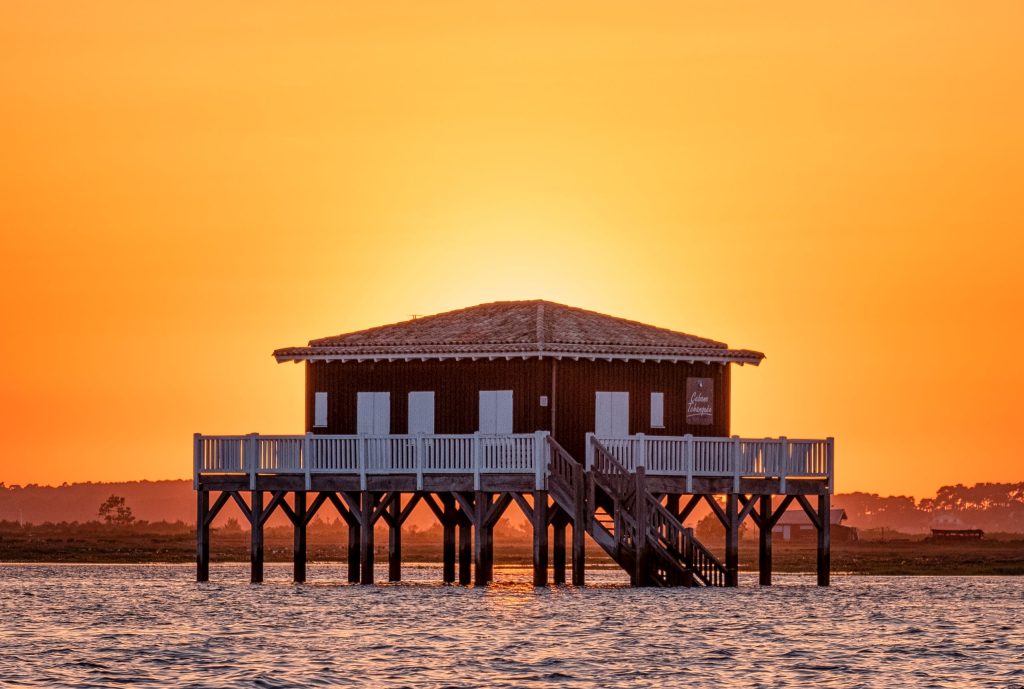 Cabane à l'orange, cabane Tchanquée au coucher du soleil, Bassin d'Arcachon