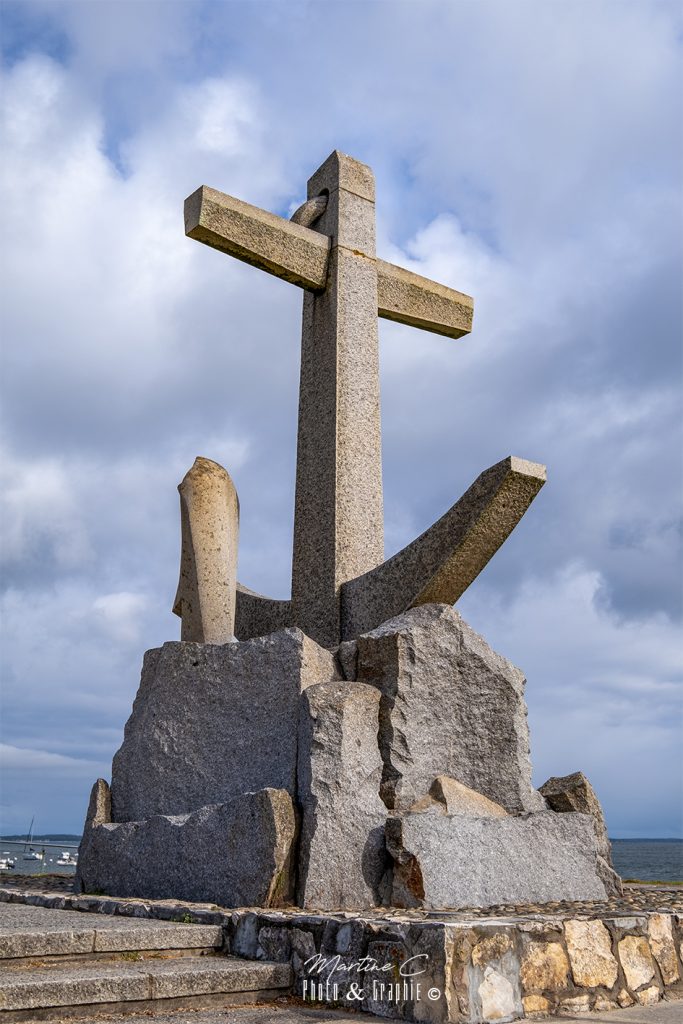 Croix Péris, monument aux marins à l'entrée du port d'Arcachon