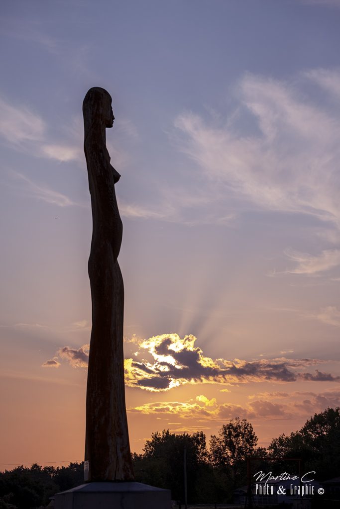 Statue de la Femme océane en contre-jour au coucher du soleil, Arès