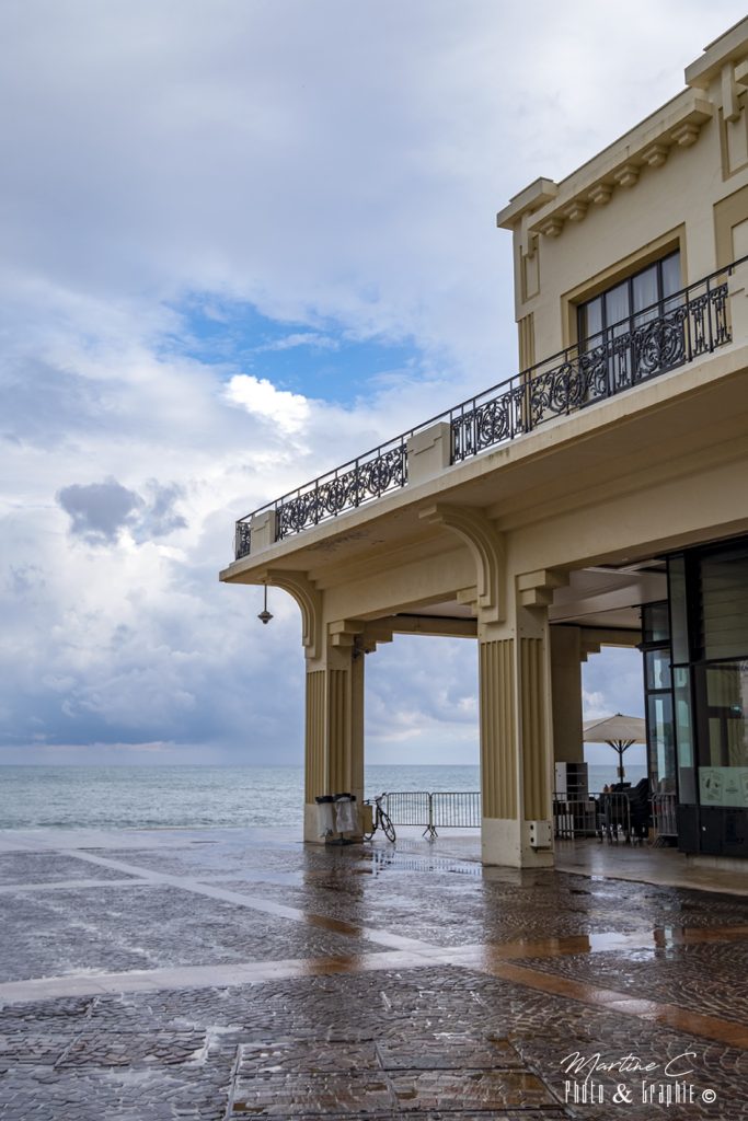 Casino de Biarritz face à l'océan après la pluie