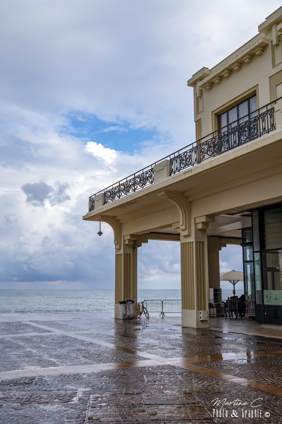 Casino de Biarritz face à l'océan après la pluie