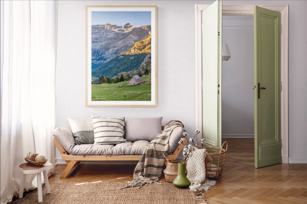 Mise en situation d'une photographie des Pyrénées, à Gavarnie, accrochée dans un intérieur lumineux