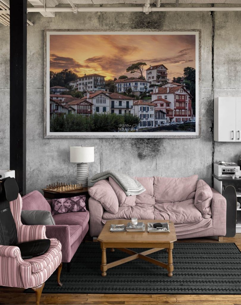 Tirage photo accroché dans un salon