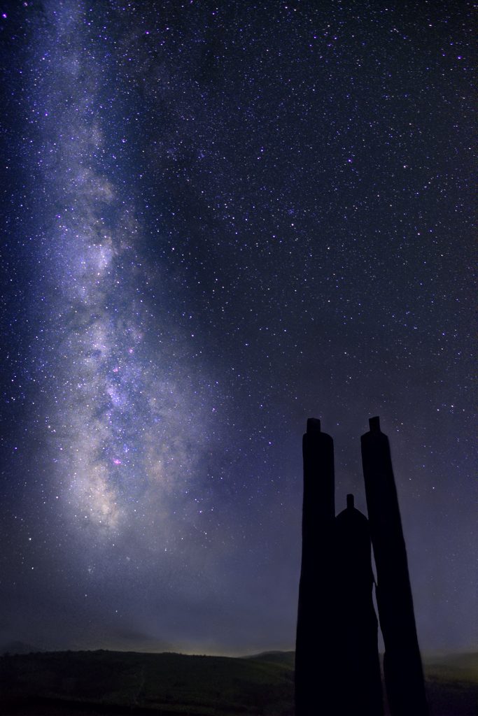 Voie lactée au-dessus des trois silhouettes en chêne de Christian Lapie, mont Xibaltare, Pays Basque
